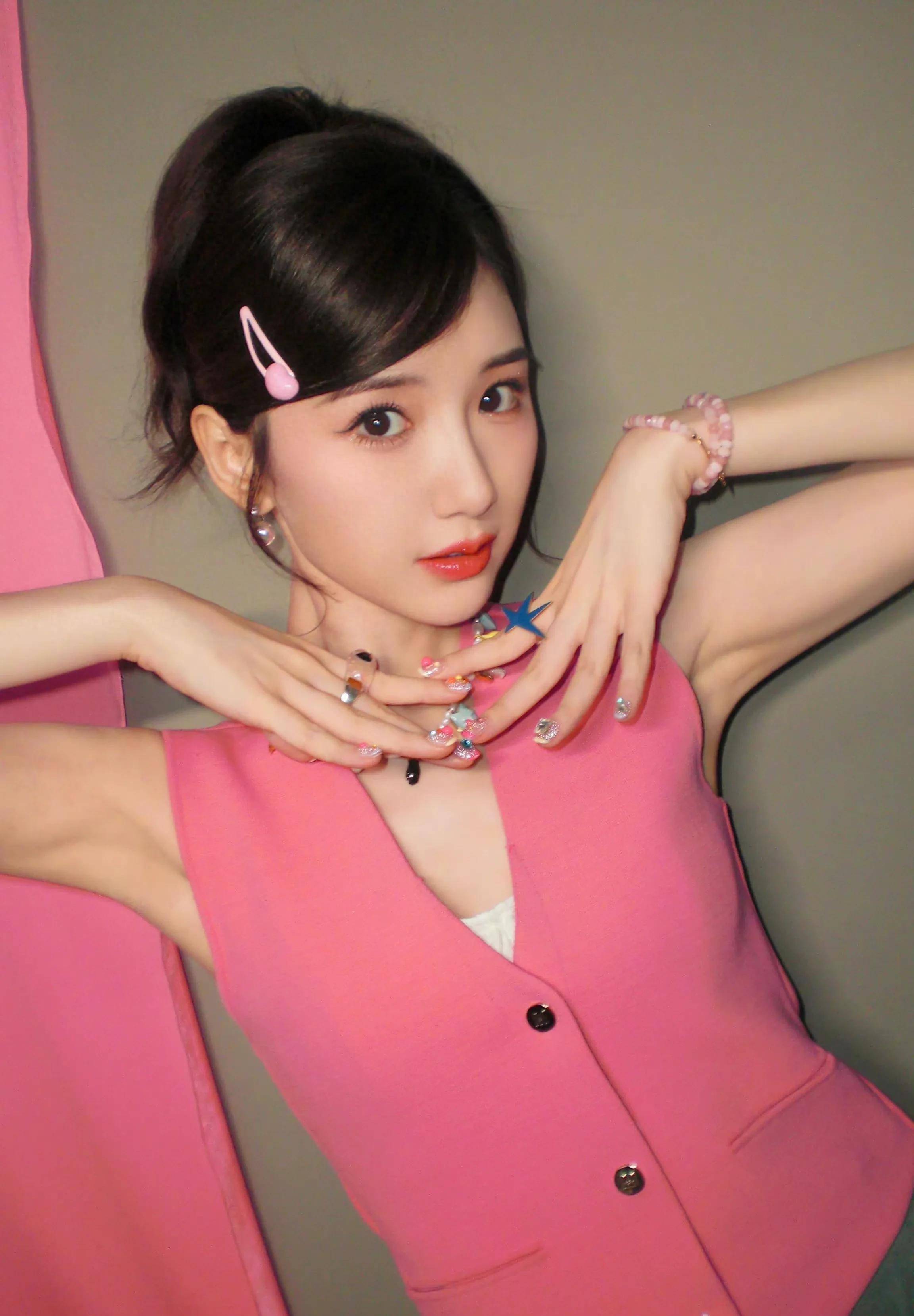 毛晓彤真人芭比上班,粉色靓丽造型俘获人心_背心_指甲_节目