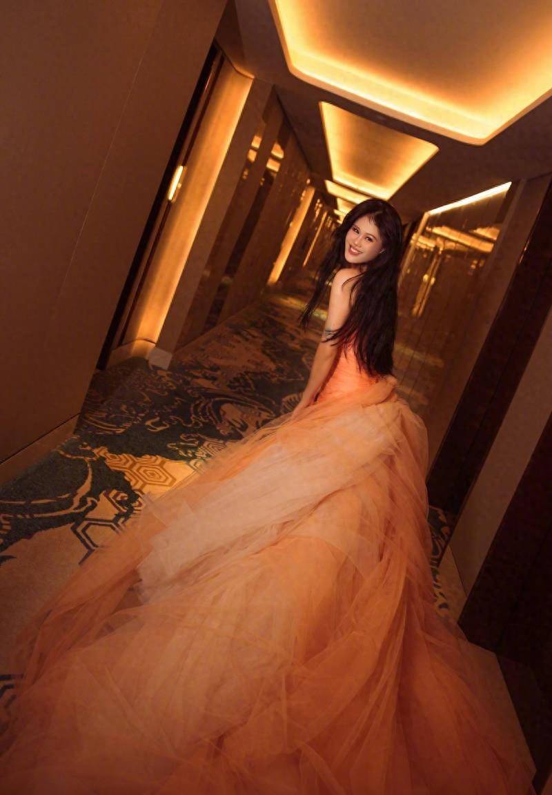 袁娅维出席活动,身穿抹胸短裙,曲线优美,一脸自信,_魅力_照片_形象