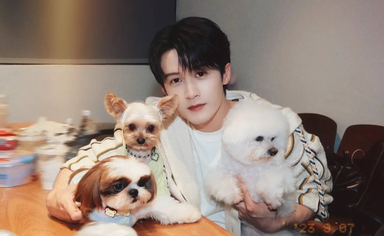 檀健次做客李佳琦直播间,两人般配合作,气氛热烈有趣_互动_感觉_帅哥