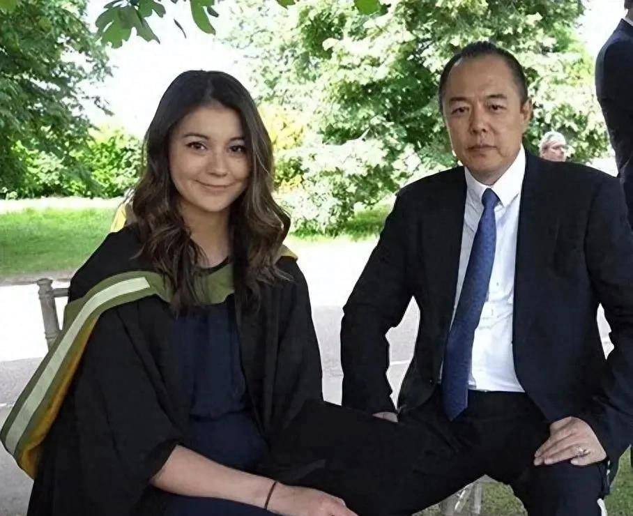 张铁林混血女儿惊艳亮相,大波浪欧美风,惊艳亮相惊艳全网