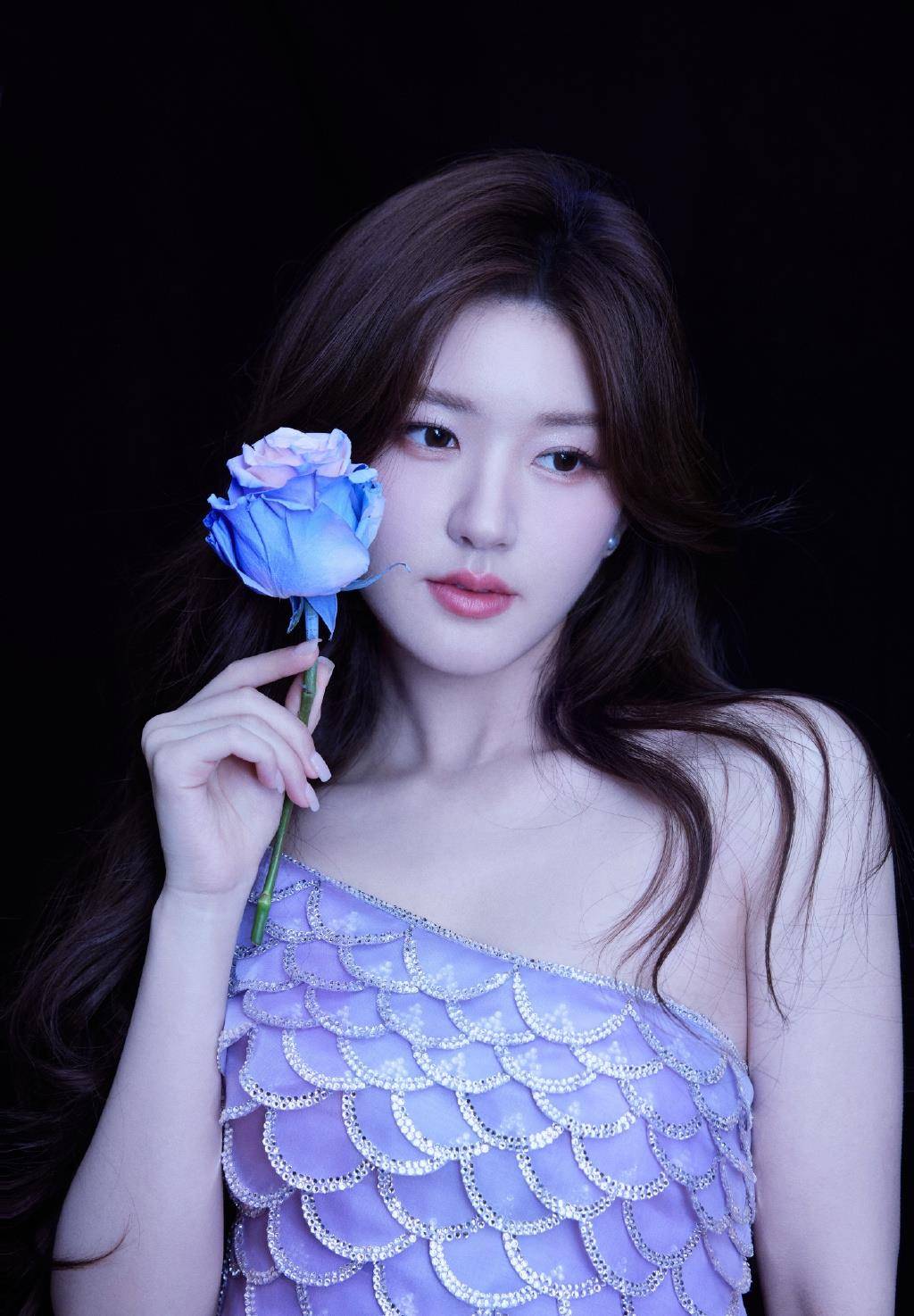 该工作室发布了赵露思六边形网格的照片.