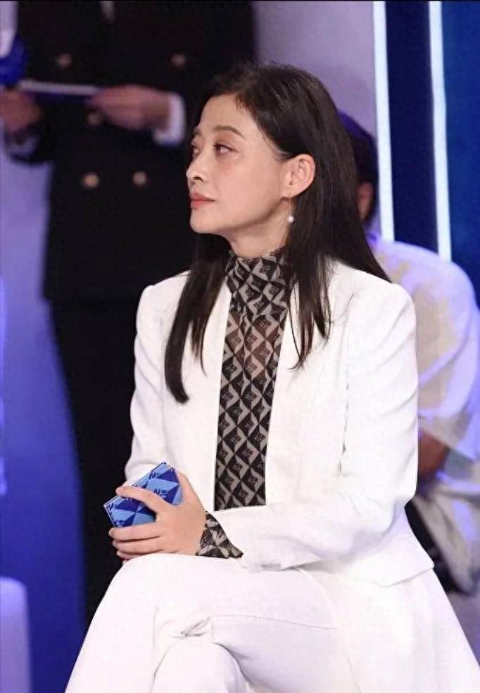 突破年龄限制! 48岁的梅婷,简洁的造型,尽显优雅魅力,引发热议!