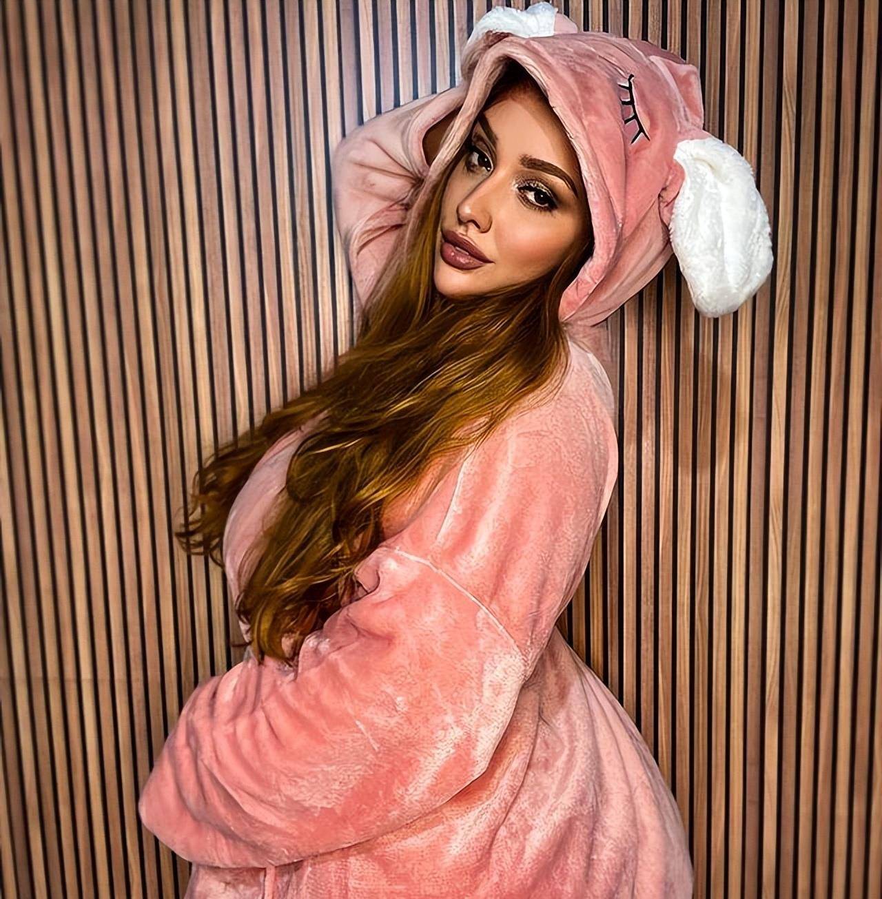 她是来自巴西的大码模特,她曲线优美,凹凸有致,颜值惊艳_贝拉·_蒙