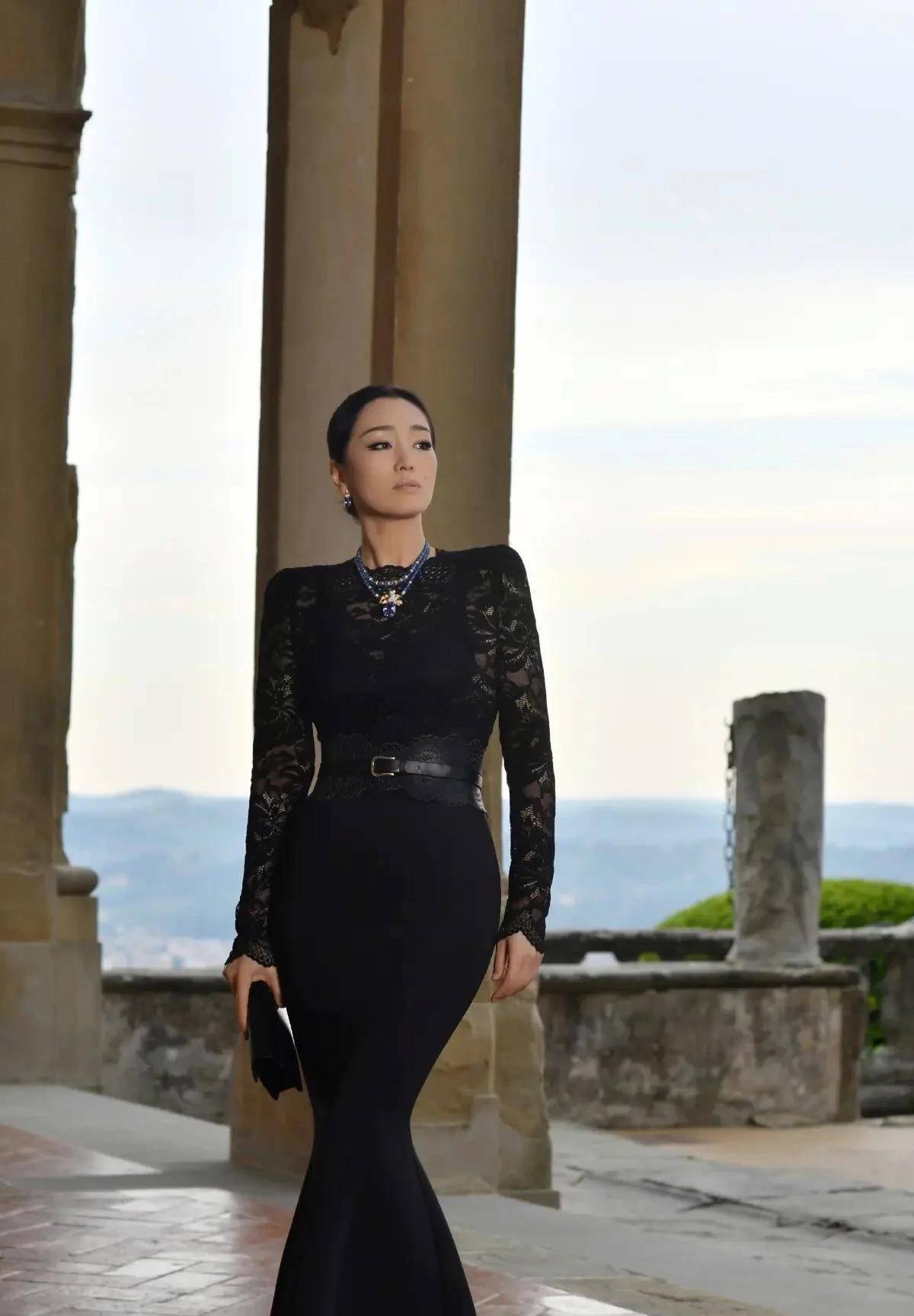 巩俐越老越有韵味,穿黑色蕾丝连衣裙秀出魔鬼曲线,自信模样真美_巩俐