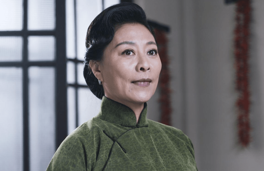 她是张嘉译的前妻, 患病后遭男子分手, 今靠女儿跑龙套养活_岳红_发展