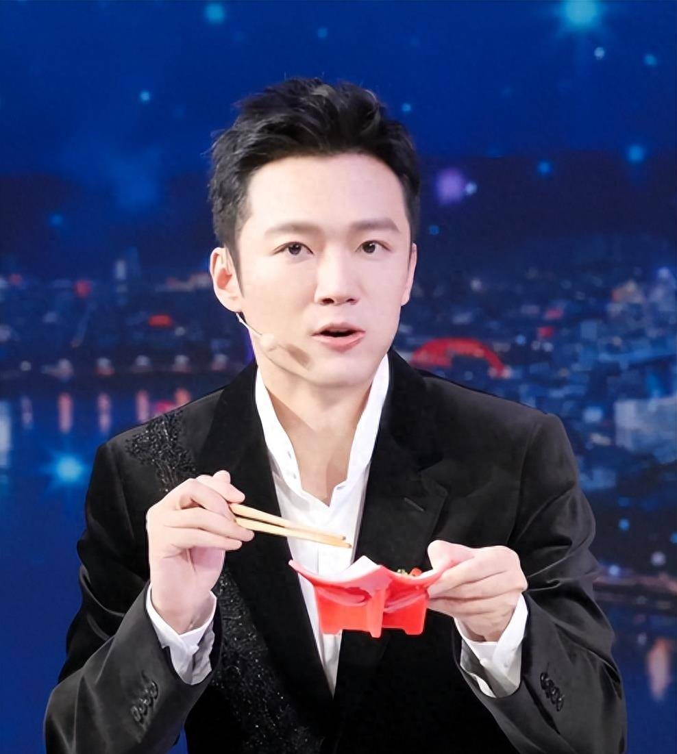 张韬:再次与任鲁豫搭档,作为2023秋晚主持人接受央视新闻专访_裴飞