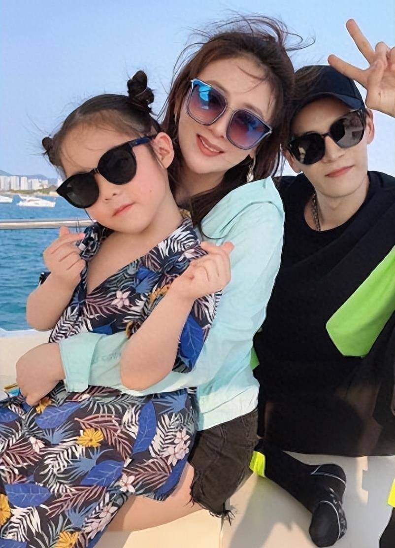 退圈后的小李琳照顾两个女儿的同时,她也并没有闲着,开过餐馆还在出镜
