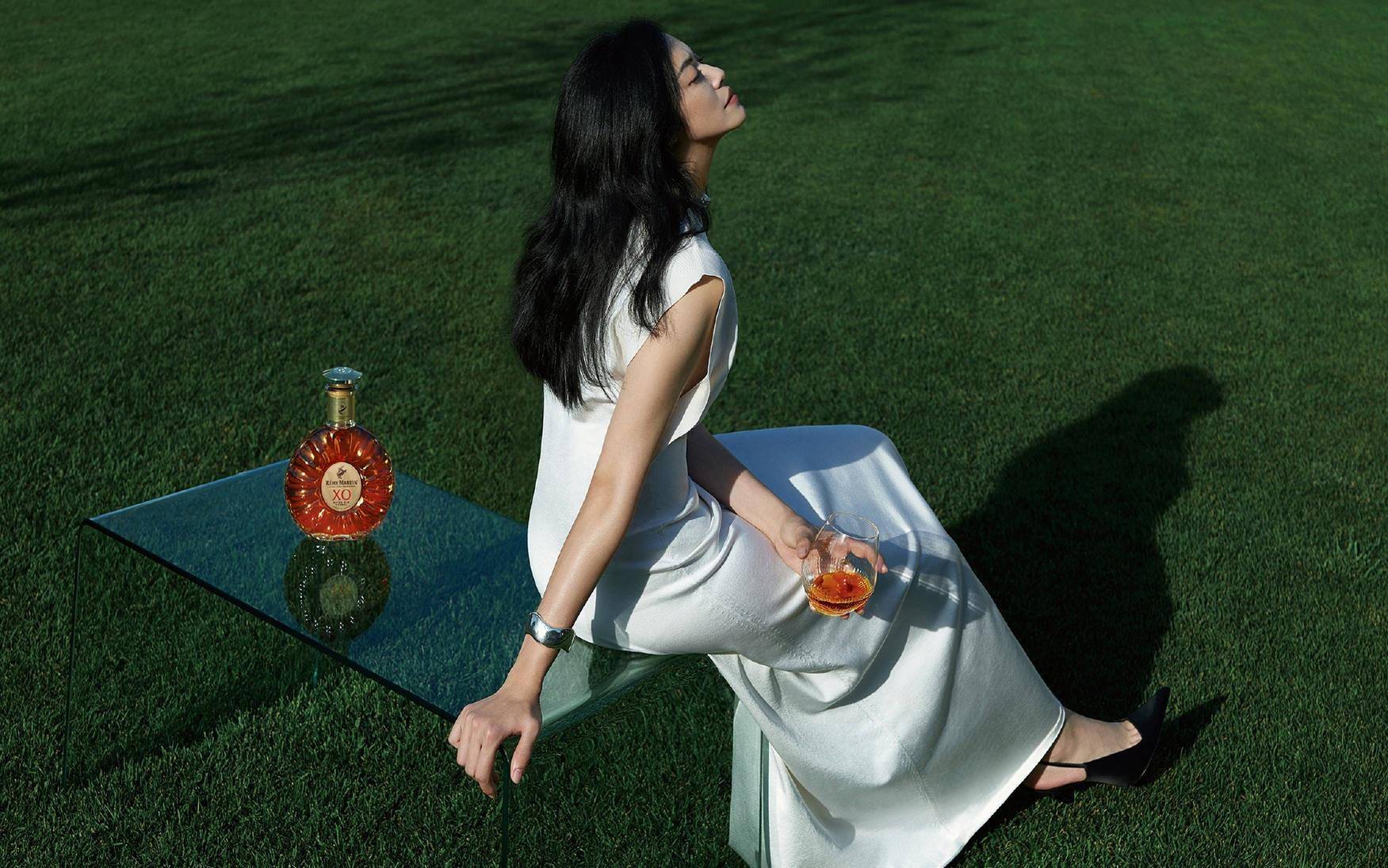 姚晨时尚大片出炉,简约风格展现高级造型感,表现力惊人!