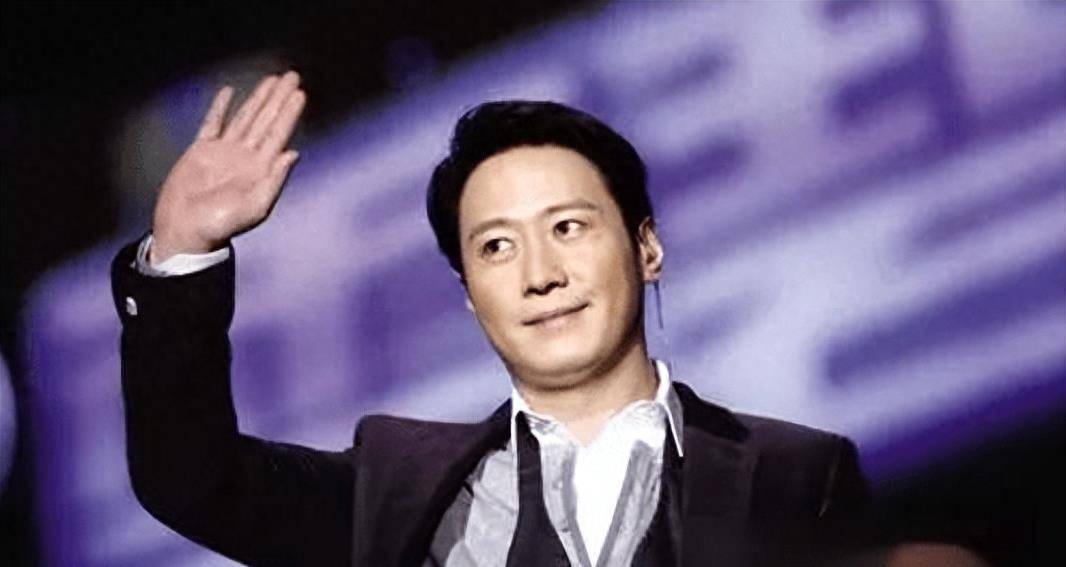 有媒体爆料,黎明已经和这位女子结婚了,而她竟然是黎明的助理阿wing!