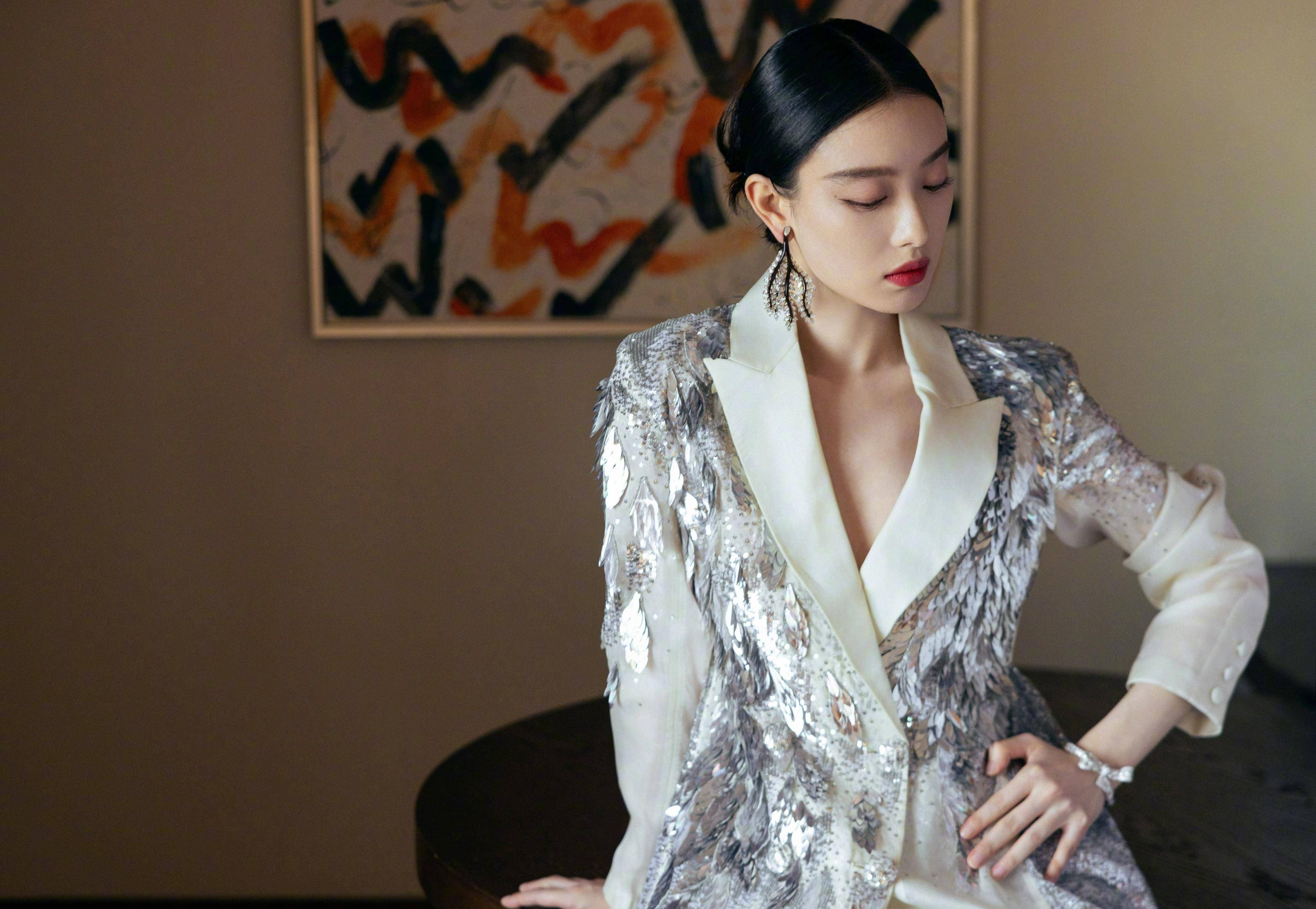 倪妮秋冬高定服尽显优雅气质,细致的妆容,发型和耳环完美点缀_时尚