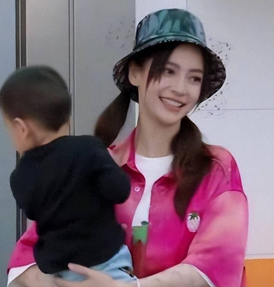 曝baby与黄晓明共同参与儿子入学事宜,家长群头像备注名引关注!