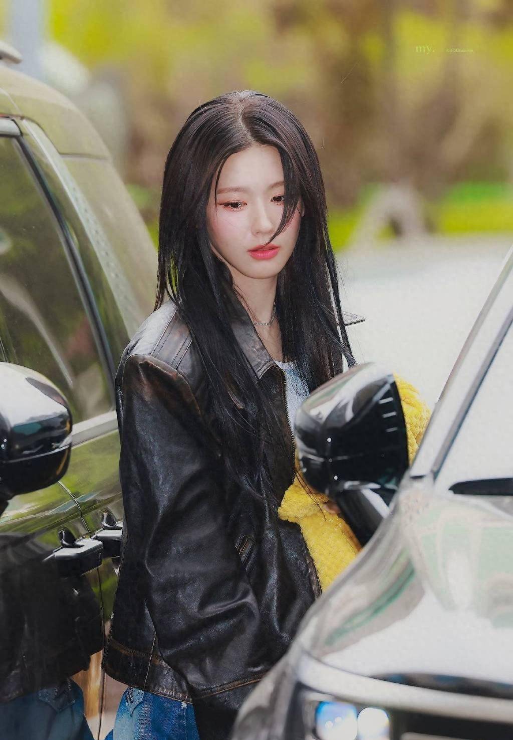 皮肤白皙,容貌姣好,腿长,性感撩人_长发_黑色_嘴唇