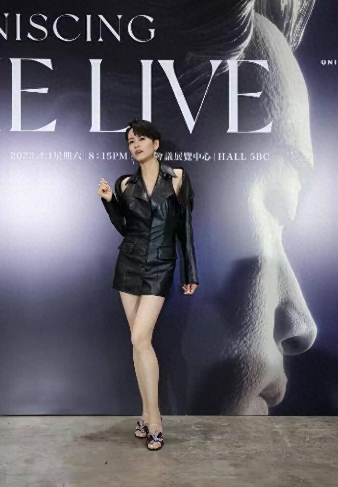 梁咏琪真不服老,47岁还敢穿"一分裙"上台!