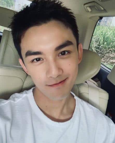 吴磊近照堪称"睫毛精",当镜头贴脸上,素颜双眼皮比p的还自然_小时候
