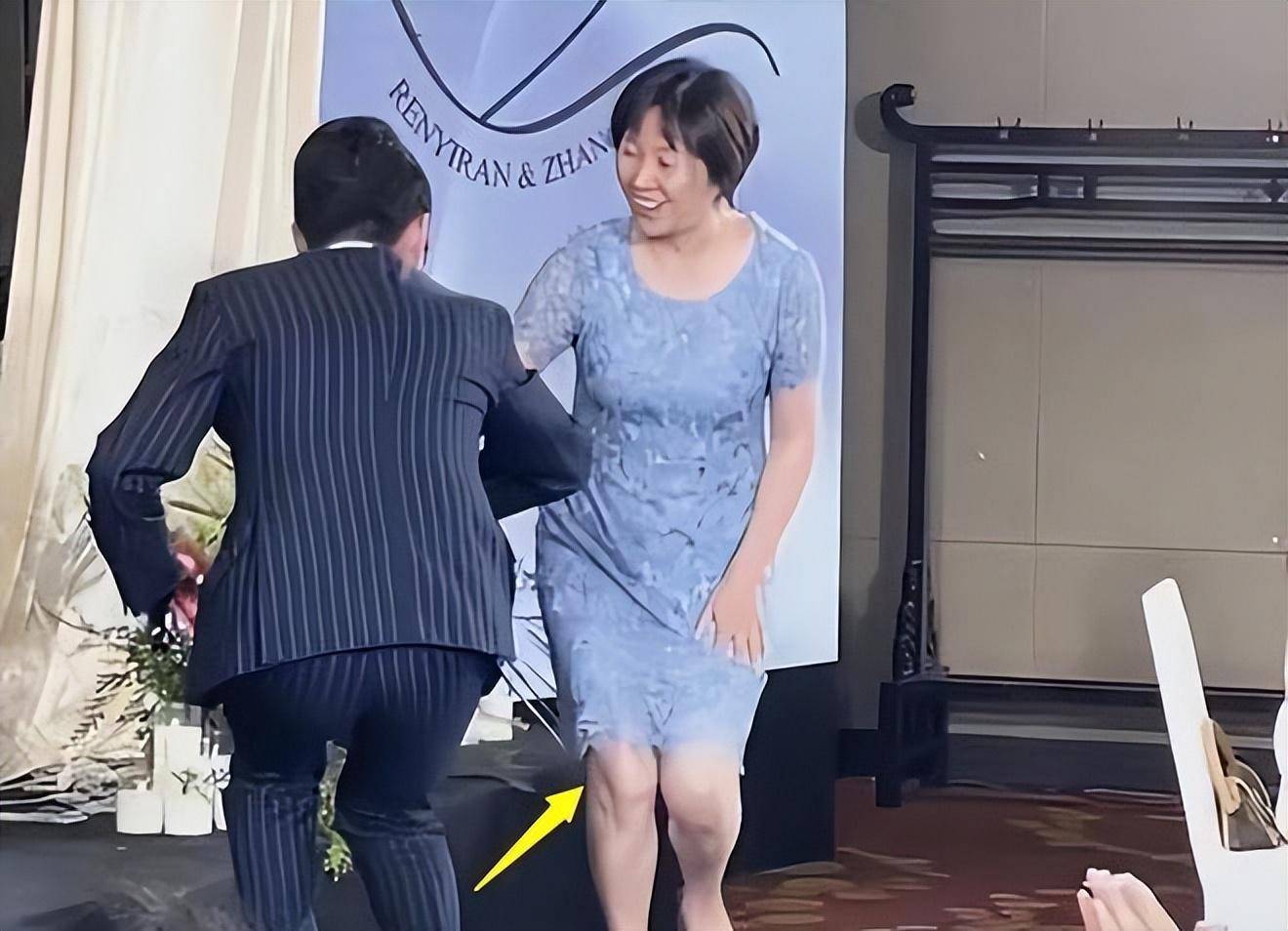 "媒婆"黄菡久违现身,举止优雅谈吐不俗,然短发造型被嘈像奶奶