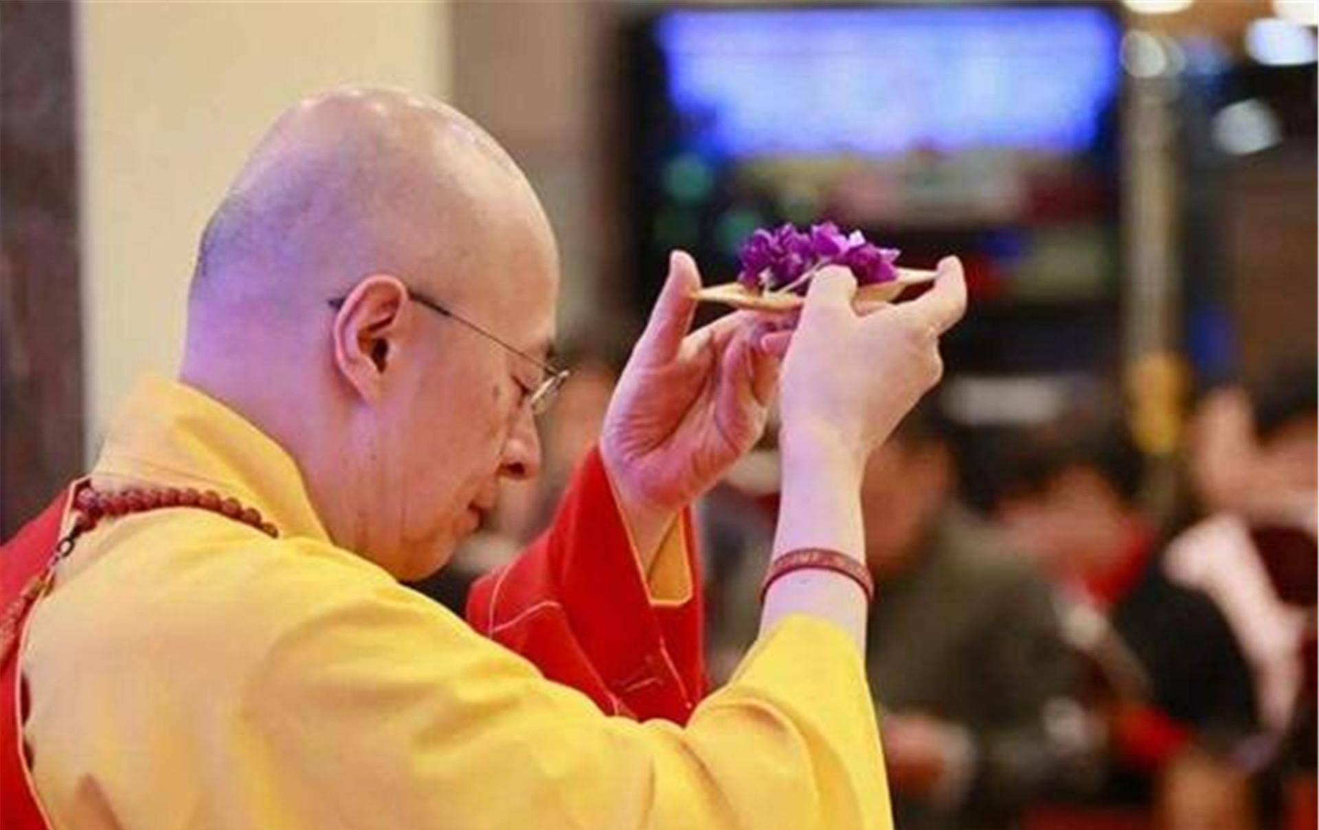 为了修行,他放弃亿万家产剃度出家,如今母亲仍在等他