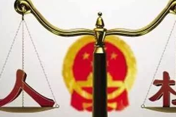 小区物业禁止遛狗，有狗证也不行……“请问是谁给你的权利？” 
