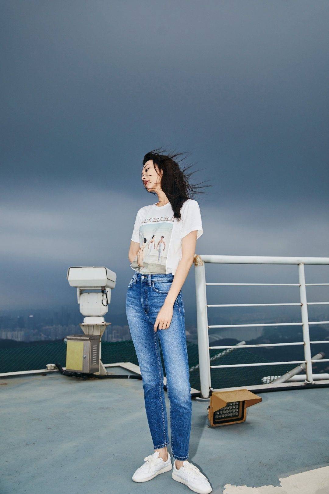 被周雨彤的穿搭惊艳了:4种少年型分支风格,有趣又好看_衬衫_感觉_运动