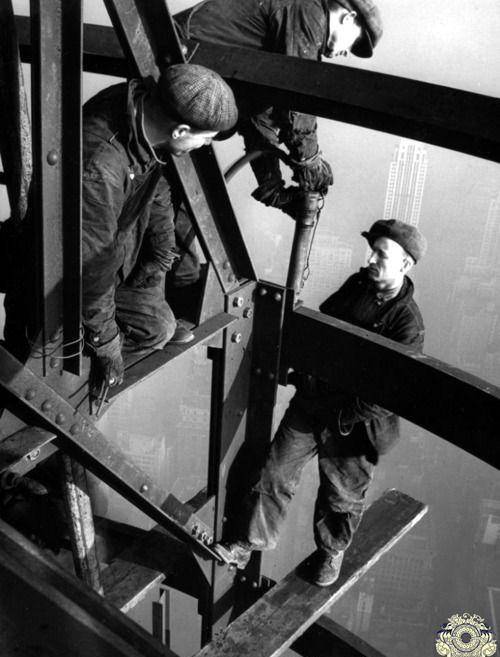 直击1929年帝国大厦施工现场:工人高空无防护作业,看了胆战心惊_建筑