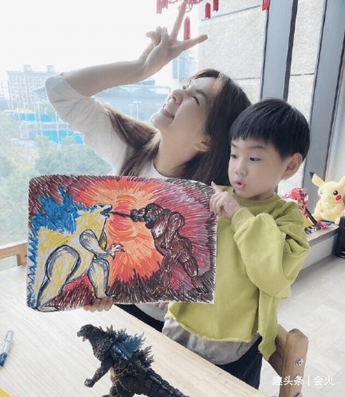 ella为儿子庆生晒全家福,满脸胶原蛋白,劲宝眼睛漂亮如水晶葡萄_一家
