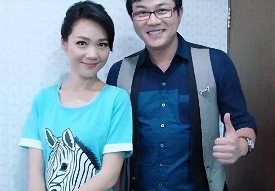 普通话也很标准,所以他很快就通过了面试,成为了安徽卫视的主持人