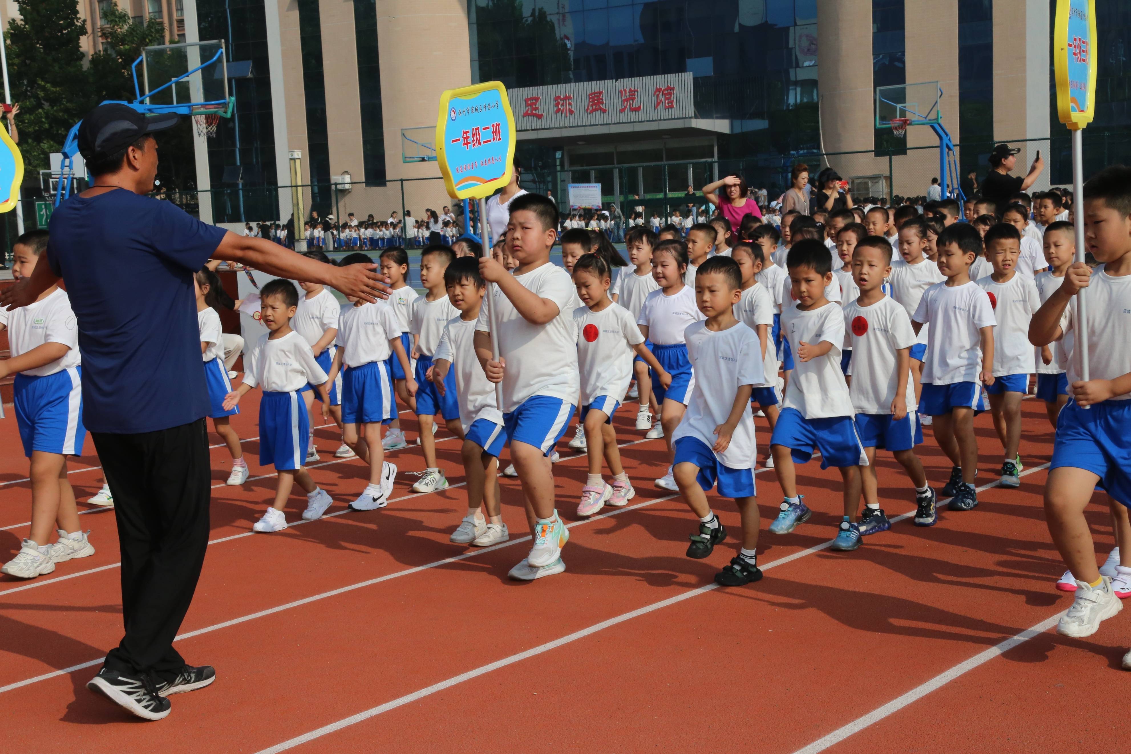 小学生军训图片