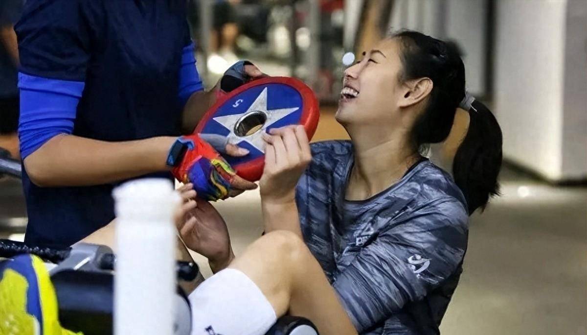 退役后的颜妮在做啥?