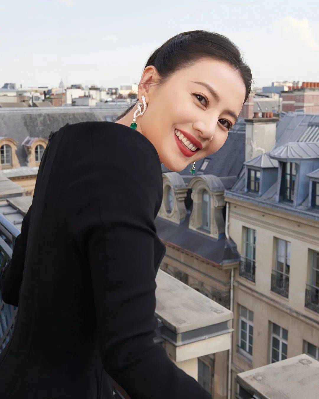 【高圆圆性感写真美图】低领露肩鱼尾裙,温婉优雅,人美如画!