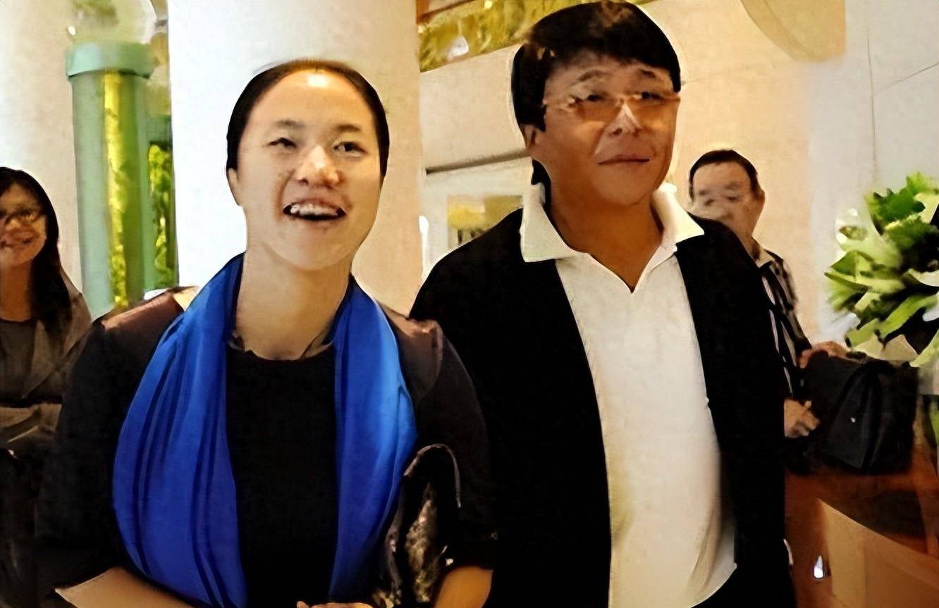 不过刘国梁最终还是被郭斌的真情给打动了,就开始给两人制造见面的