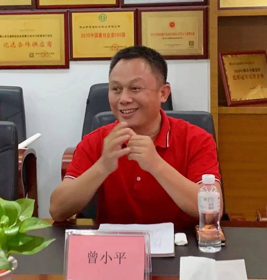 03签署战略合作协议会后,广东省江西宜春商会建筑专委会会长曾小平与