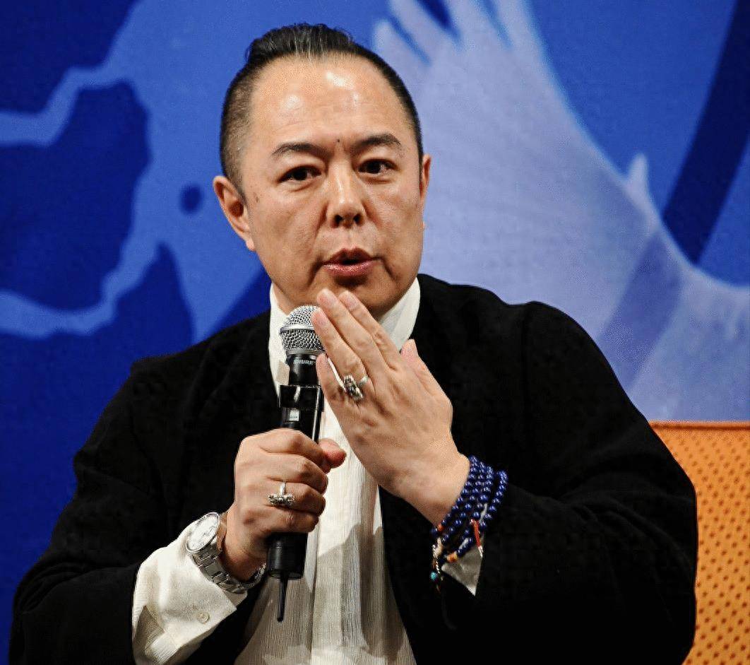 当紫晓敏拒绝后,张铁林带着一群人闯入她家,将她按倒在沙发上,勒住她