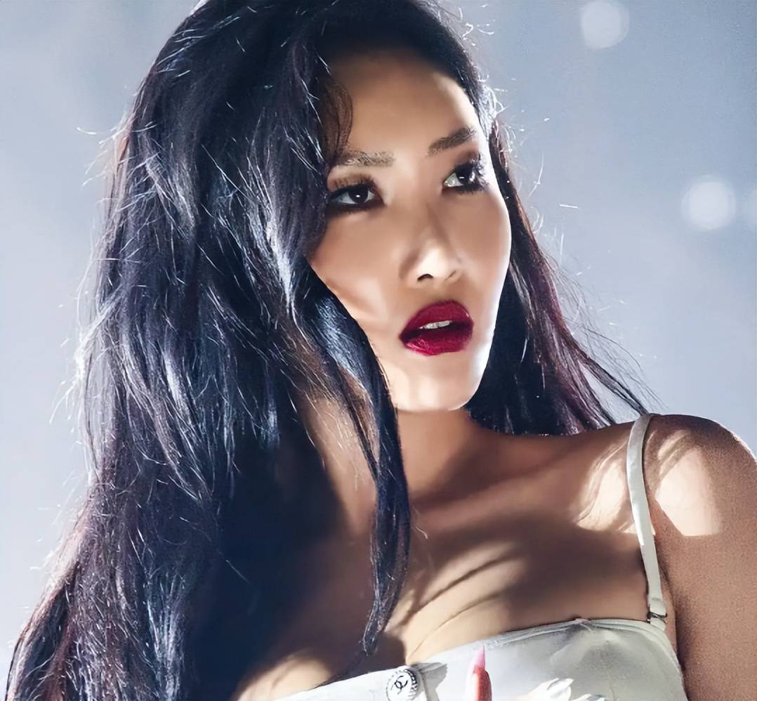 华莎是一位27岁的韩国女星,她的舞台表现力以及唱功特别牛掰,奈何为人