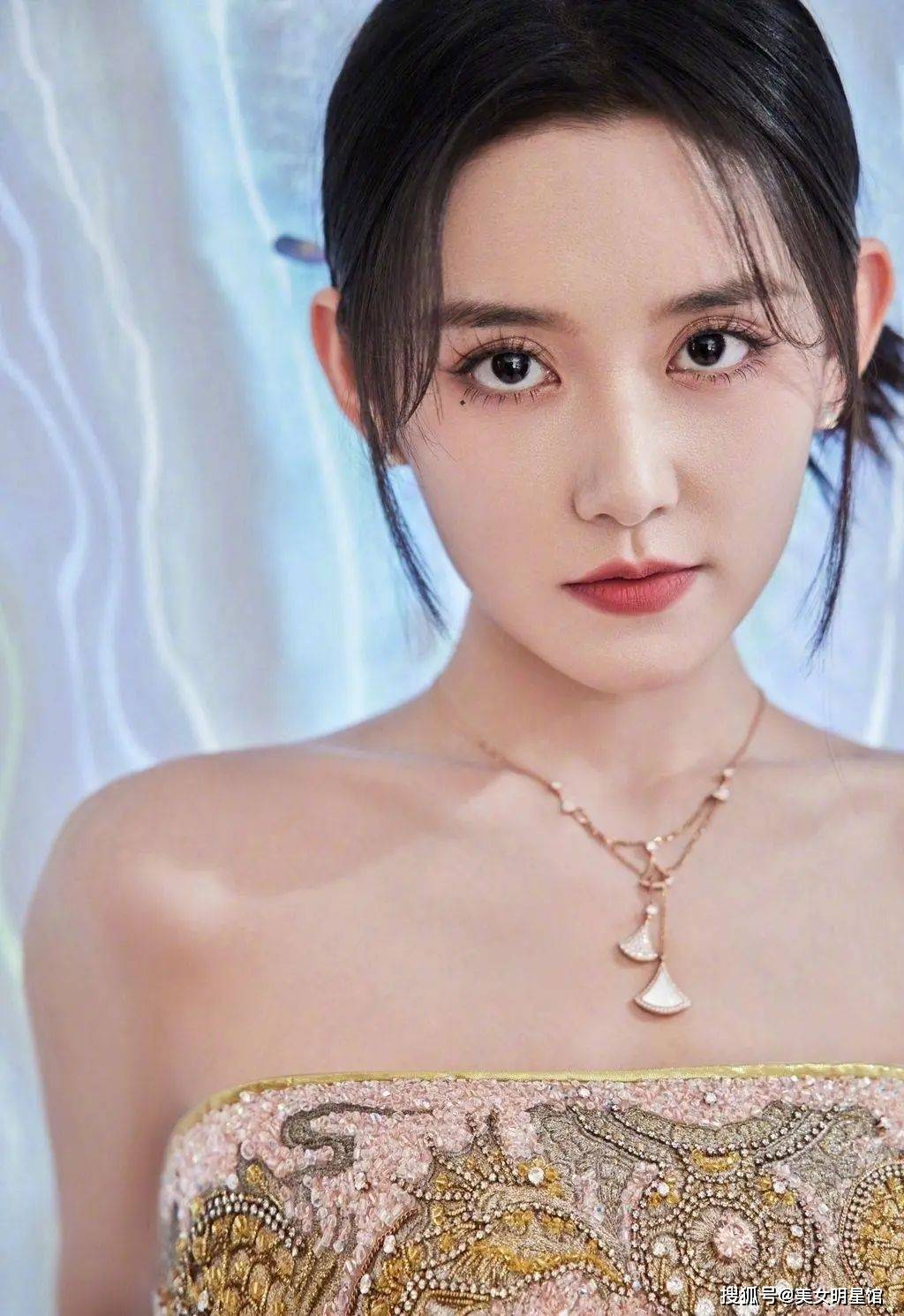 22岁蒋依依,越来越成熟了!_角色_灵魂_人们