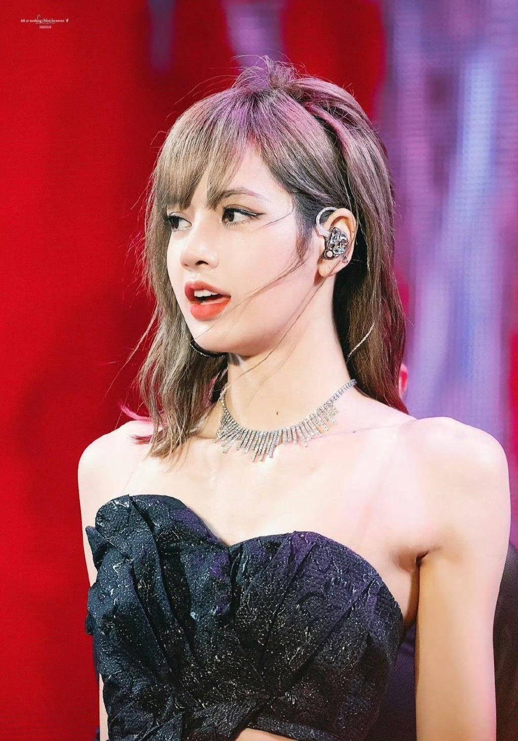 个人认为,如果lisa还关心blackpink的话,她应该在退团