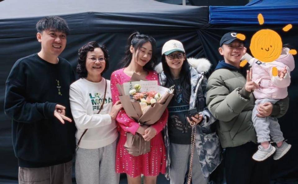 为家变身综艺劳模,郑恺胡渣变身沧桑大叔,网友惊呼:快认不出了_苗苗