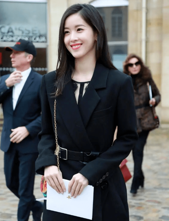 29岁章泽天近况大曝光,8万黑裙遮不住身材苗条,身家曝光破1500亿大关!