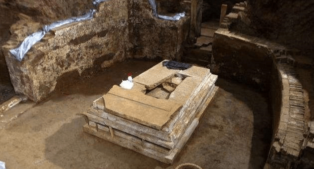 的轰动,当时人们考证这批竹简的出处,一直认为是从魏襄王墓中出土的