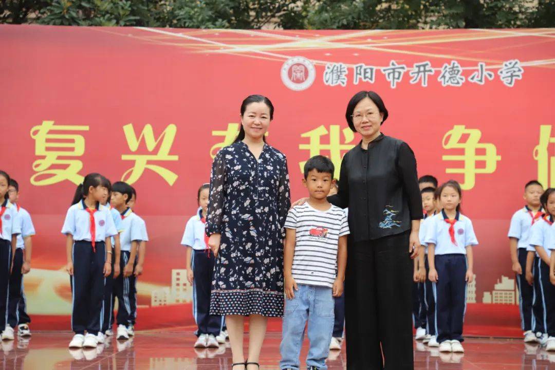 岁月如歌 感恩有你——濮阳市开德小学主题升旗仪式_桃李满天下_讲台