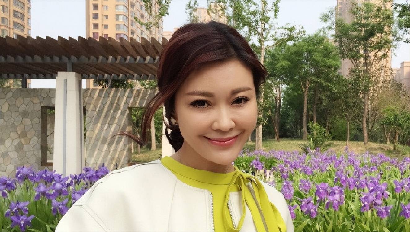 前央视主持人王小骞回国,全身奢侈华贵,整容当网红疯狂宣传国外_旅游