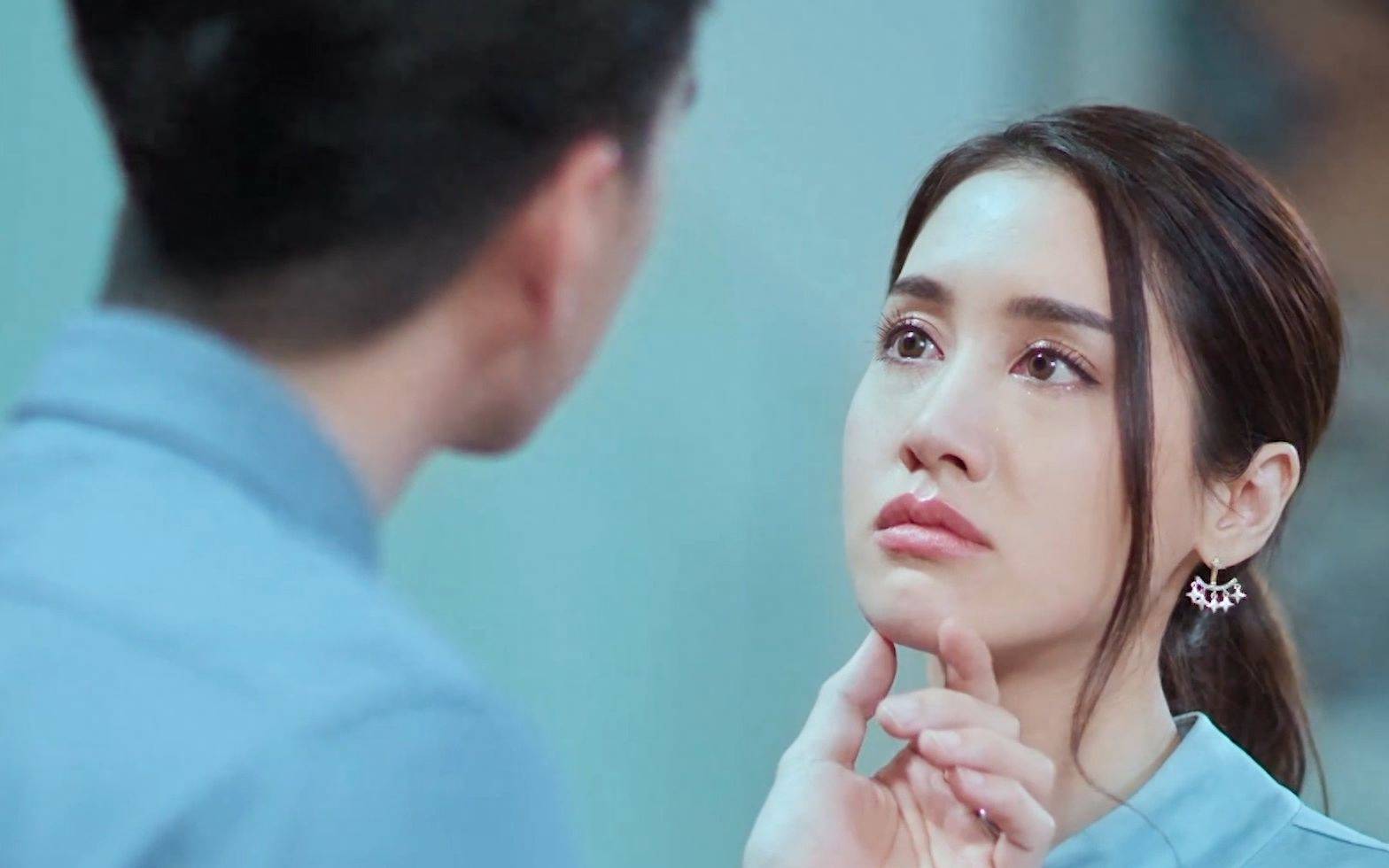 《正妻》是一部家庭伦理剧,由sitthiwat tubpaen执导,提拉帕·萨扎顾