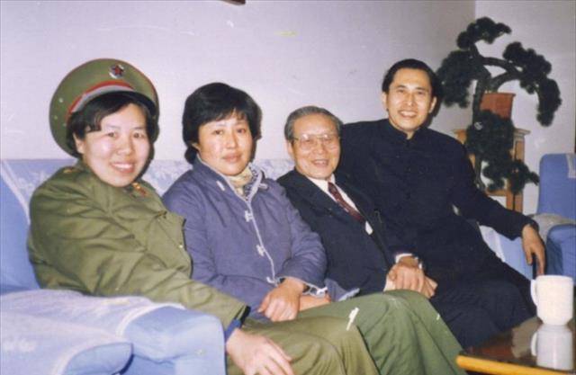 沈醉30年后重逢前妻,回家后却丧魂落魄,妻子嘲笑:总算死心了_陈爱_粟