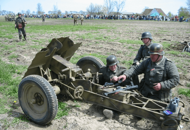翻译,整理的二战装备录,让我们继续"德军火炮篇",二战时期德国火炮多