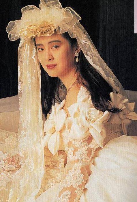王祖贤罕见一组婚纱照,虽然这生没有穿上嫁衣却活得潇洒自信