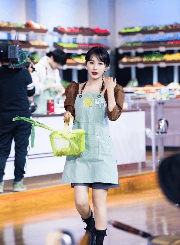 李菲儿穿热裤秀身材,baby看了都绕路走_观众_魅力_时尚