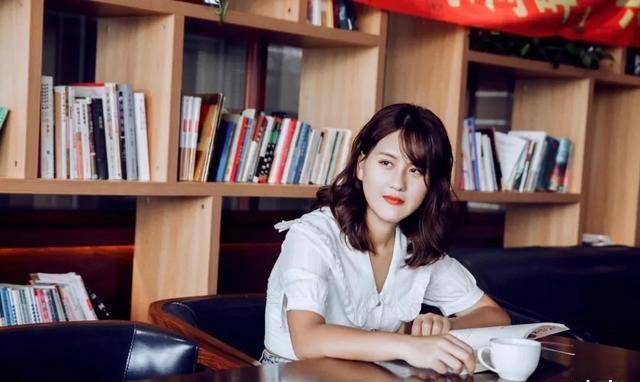 歪脸女孩获郭明义帮助,整形成功后拒绝做网红,回大山当老师_赵宏秋