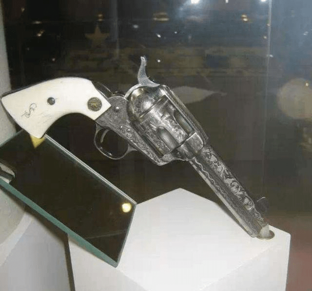 象牙手柄m1873柯尔特转轮手枪柯尔特龙骑兵转轮手枪,整枪重量为1.