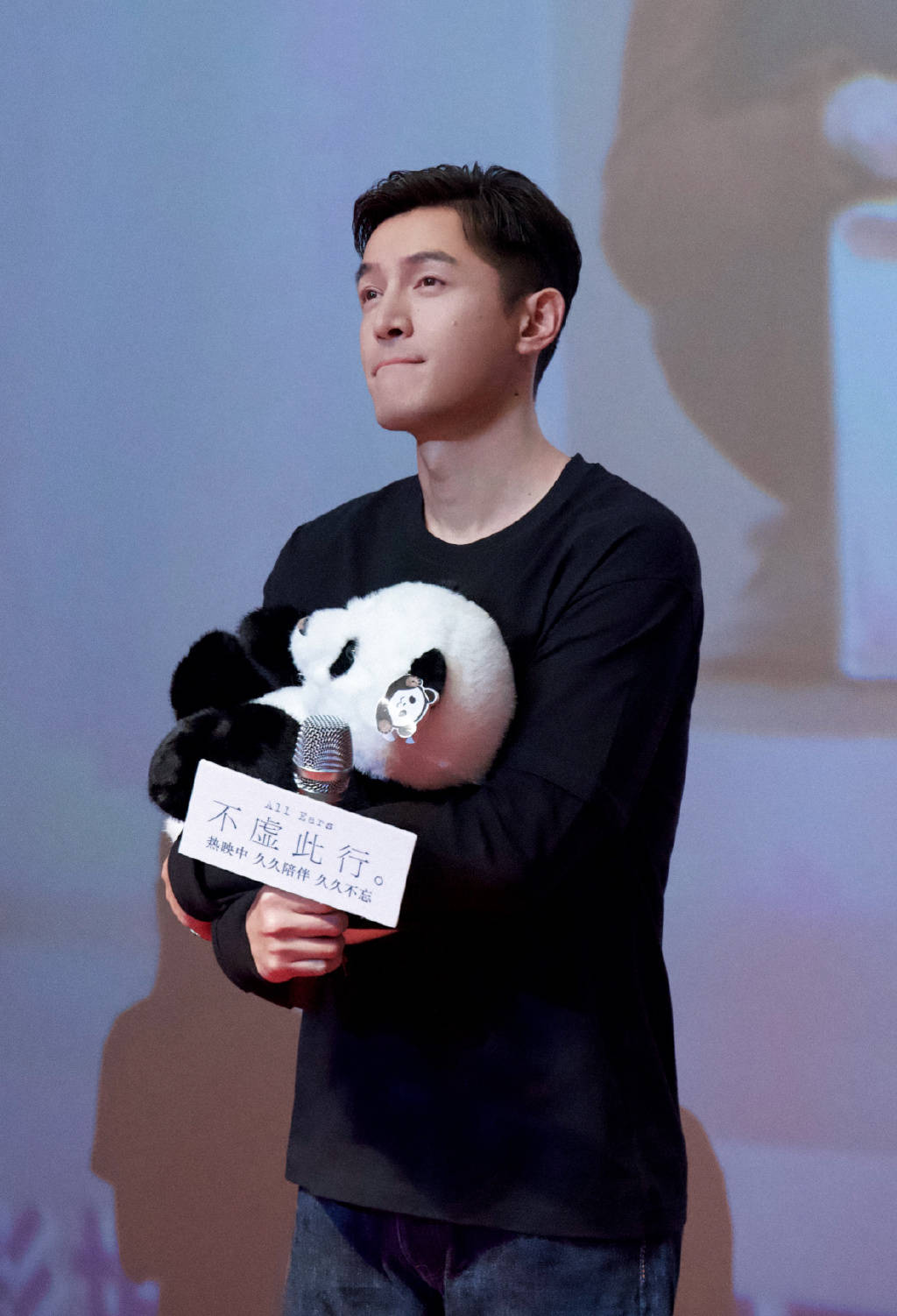 胡歌坐地铁下班,一路站着有说有笑,车上无人给让座也无人要签名_电影