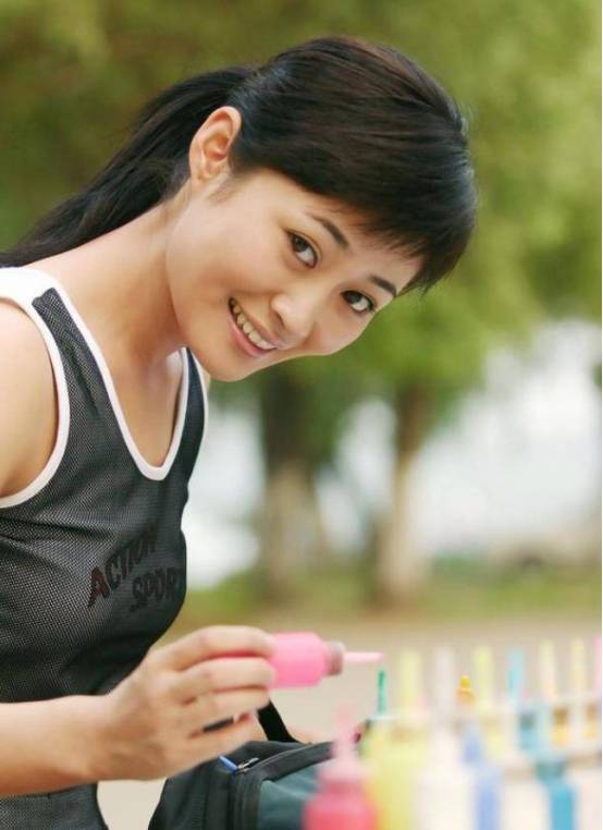 他演《闯关东》红了,娶美女同桌为妻,如今一家四口幸福美满_国歌_齐奎