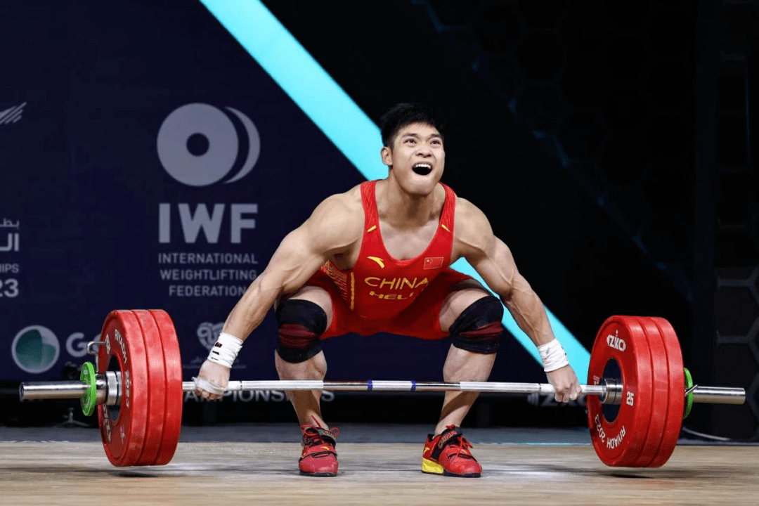 代表中国参赛的重庆市举重运动管理中心运动员李大银在2023年世界举重
