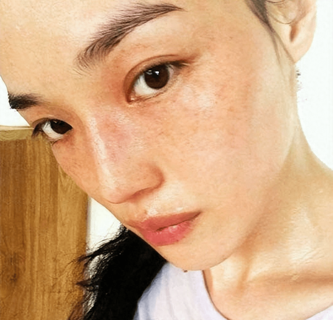 舒淇亮相红毯,宽眼距,小雀斑,大嘴巴的舒淇,到底哪里美?